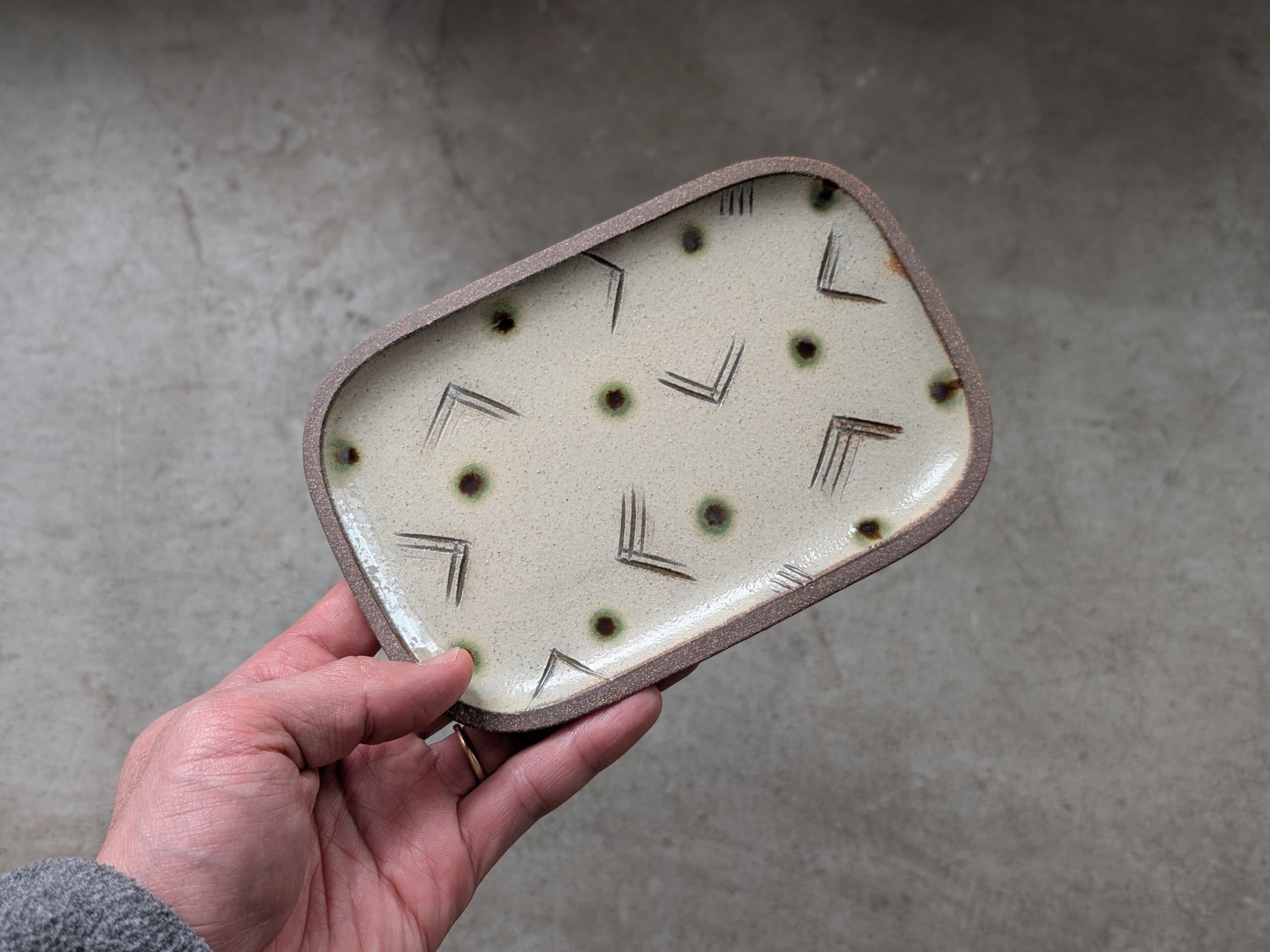 やちむん 角皿・小 ／ サンディー | 一翠窯 | inoya | Basic Life