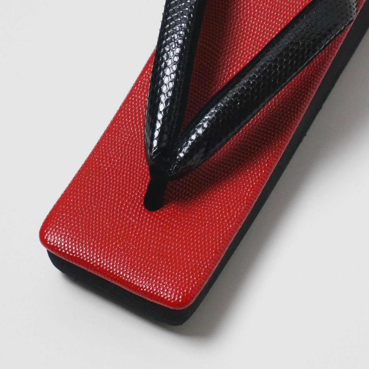 レディース　RumiRock×菱屋カレンブロッソ　ヘビ革赤角草履　[ F325 F100 F326]