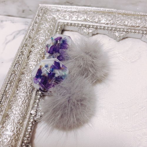 ふわふわファーのボタニカルイヤリング