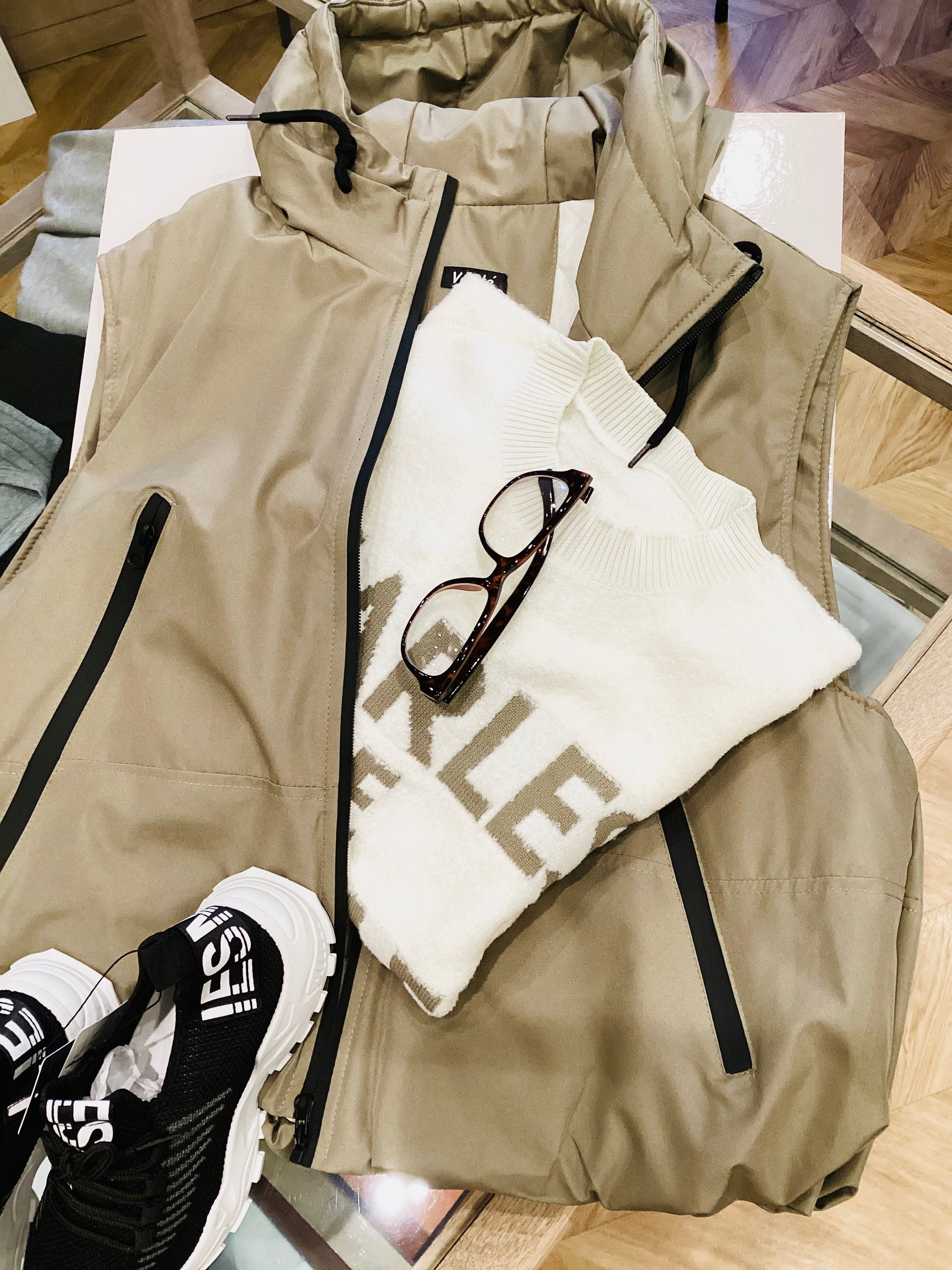 後ろコクーンフーディベスト(Instagram配信中)