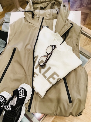 後ろコクーンフーディベスト(Instagram配信中)
