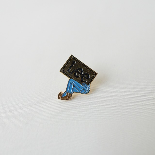 "LEE" pin badge