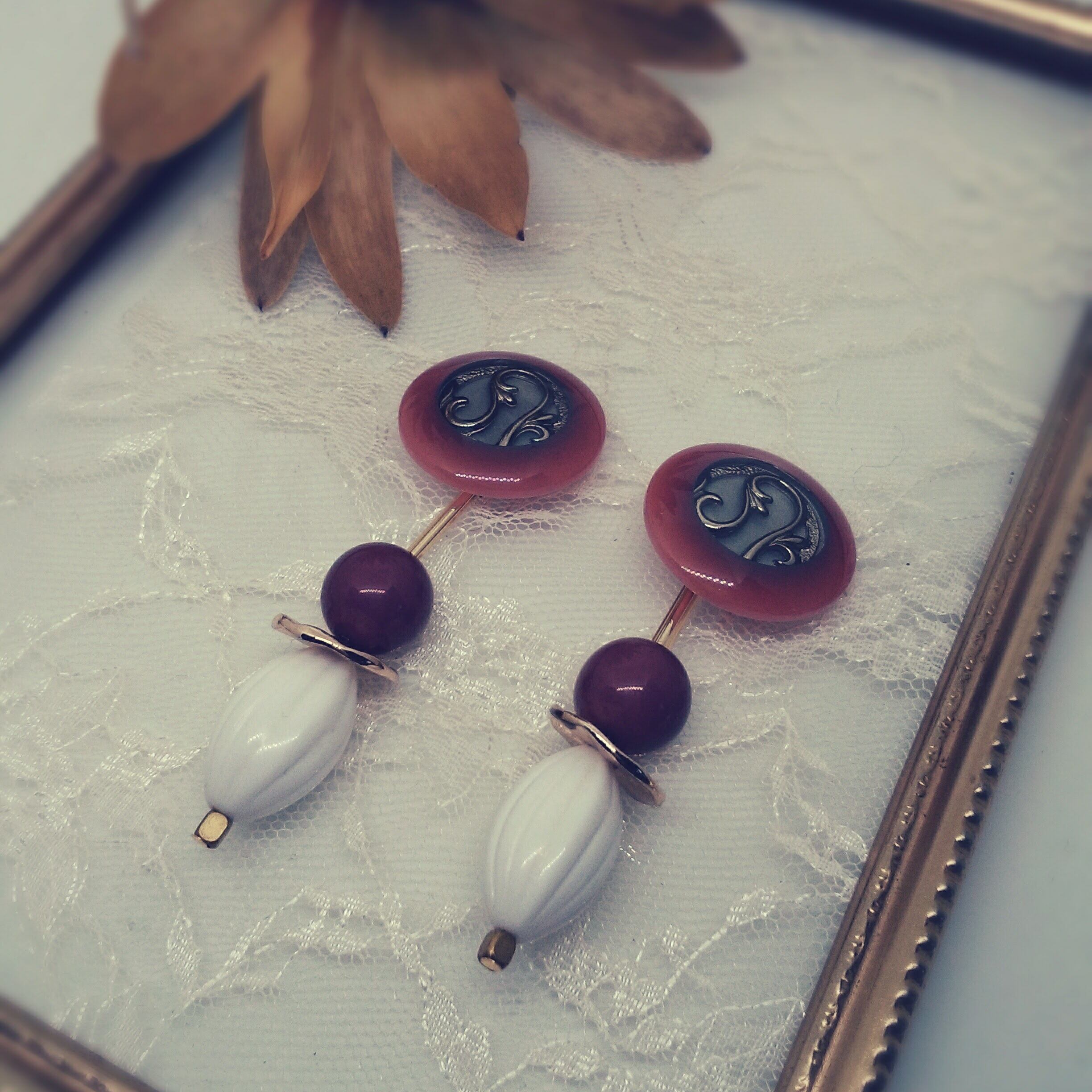 クラシカルなピアスorイヤリング(vintage button)
