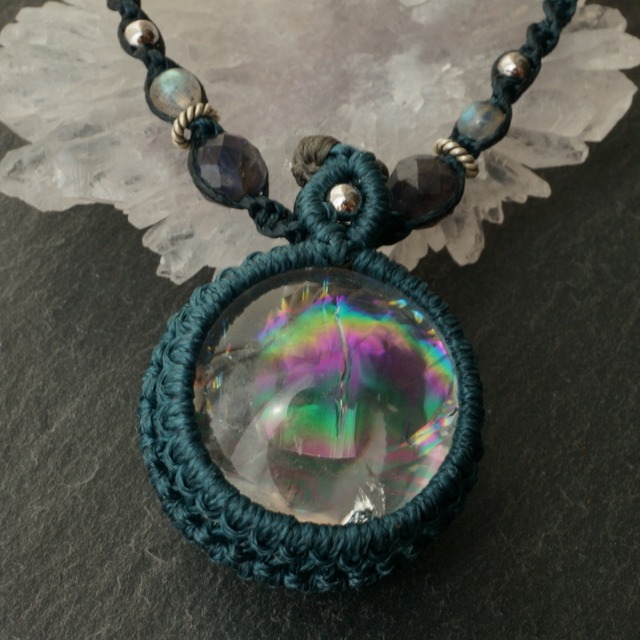 アイリスクォーツ(レインボークリスタル)のマクラメネックレス ~深海~