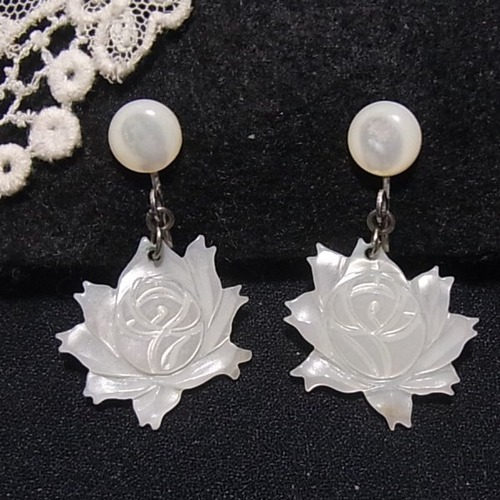 天然貝の彫りの薔薇のイヤリング　ヴィンテージイヤリングのセール通販  10616E