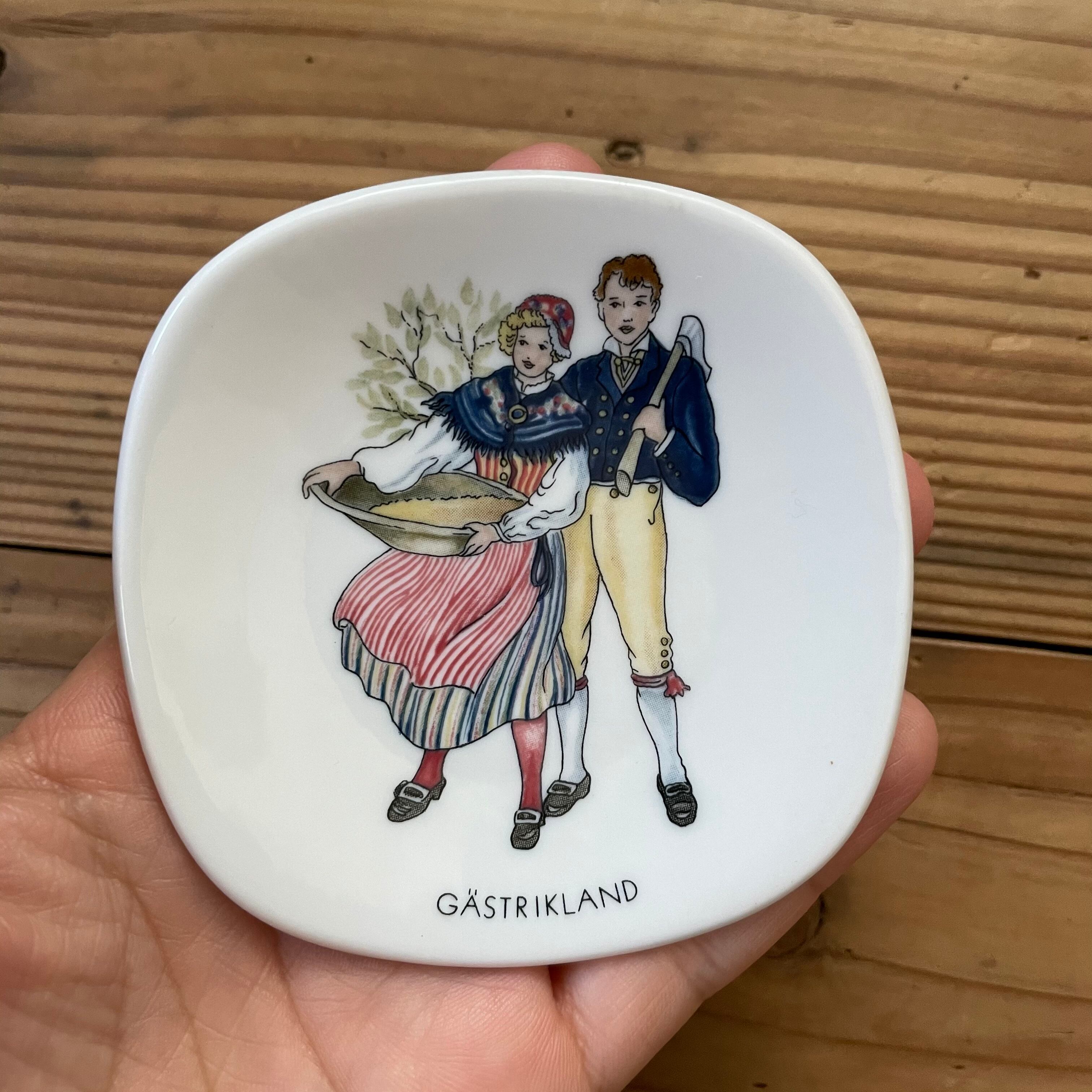 民族衣装の小さな飾り皿1