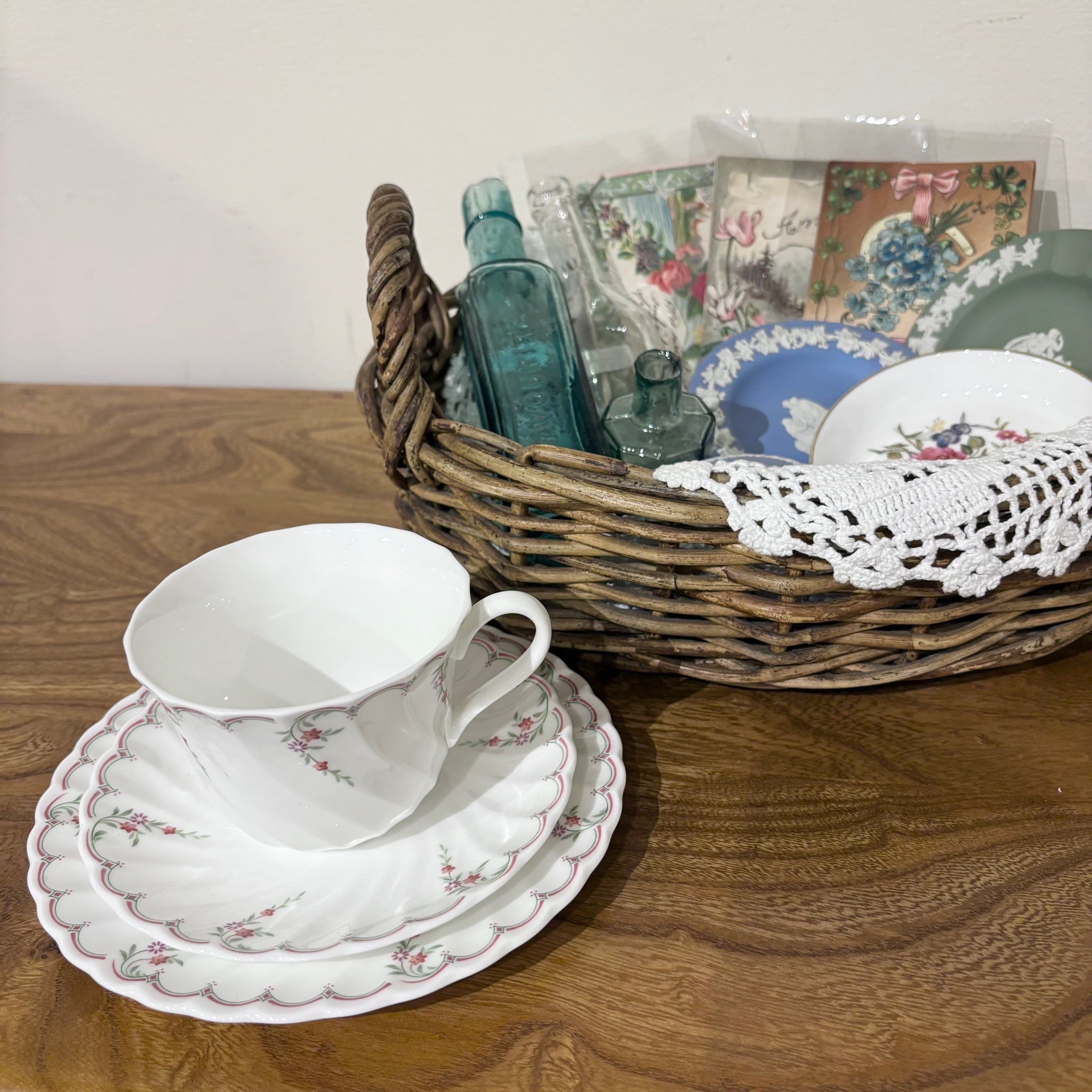 ウェッジウッド ユーランダ－ パウダールビー 2段ケーキスタンド