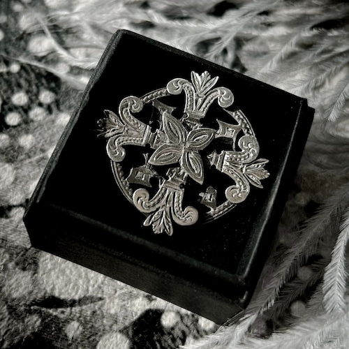 フルール・ド・リスのブローチ