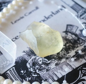 宇宙からのプチギフト【リビアングラスの原石】