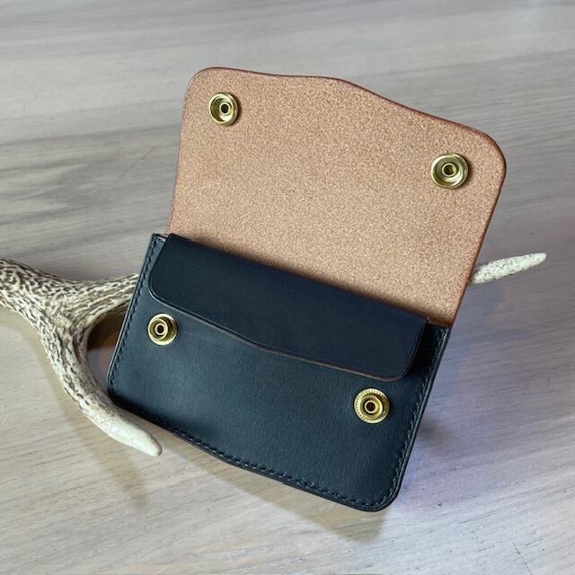 トラッカーウォレット　ミドルサイズ　黒　丘染めブラック ミドル トラッカーウォレット（丘染めブラック）エルバマット | Chase