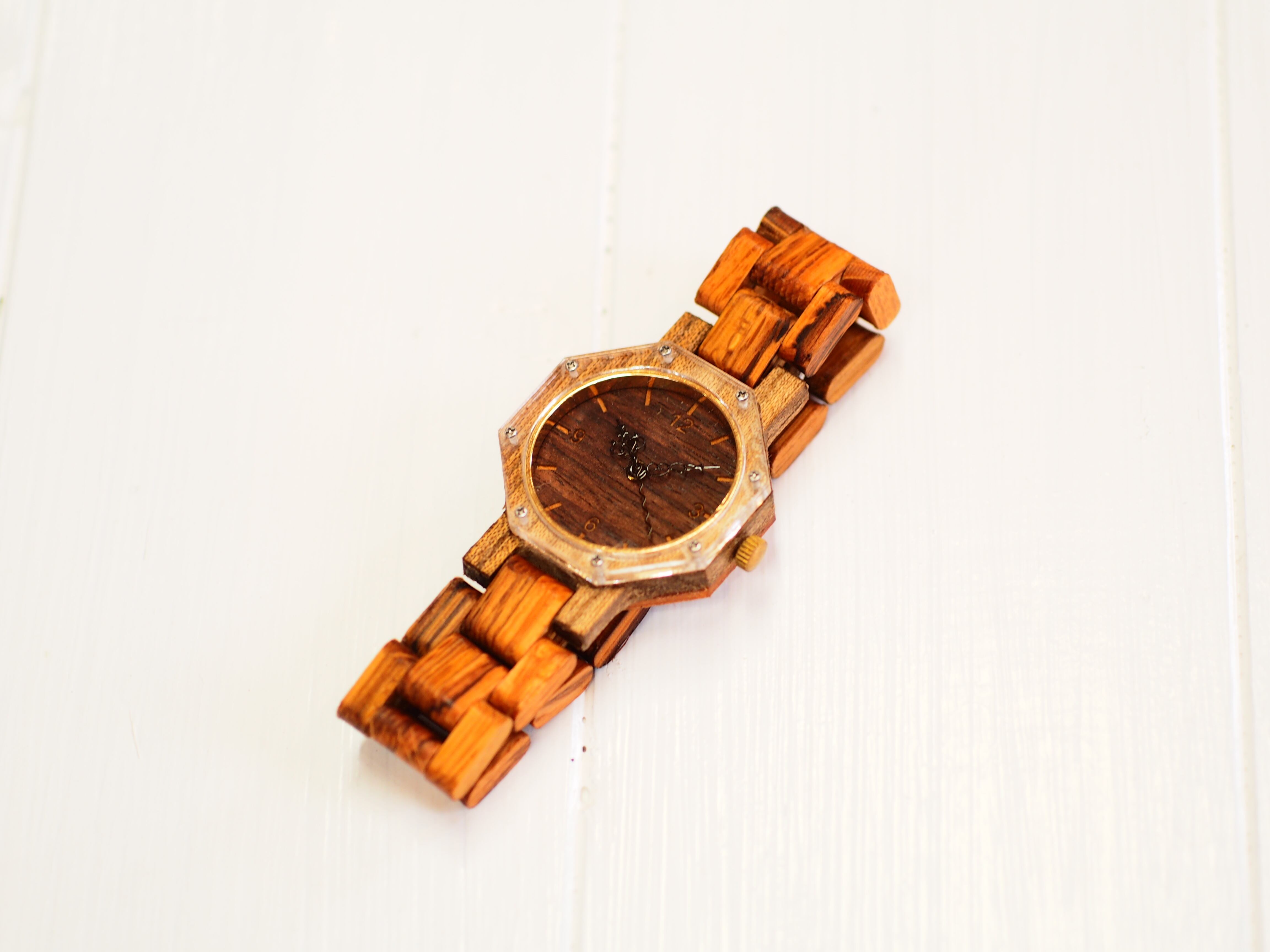 八角形の木製腕時計
