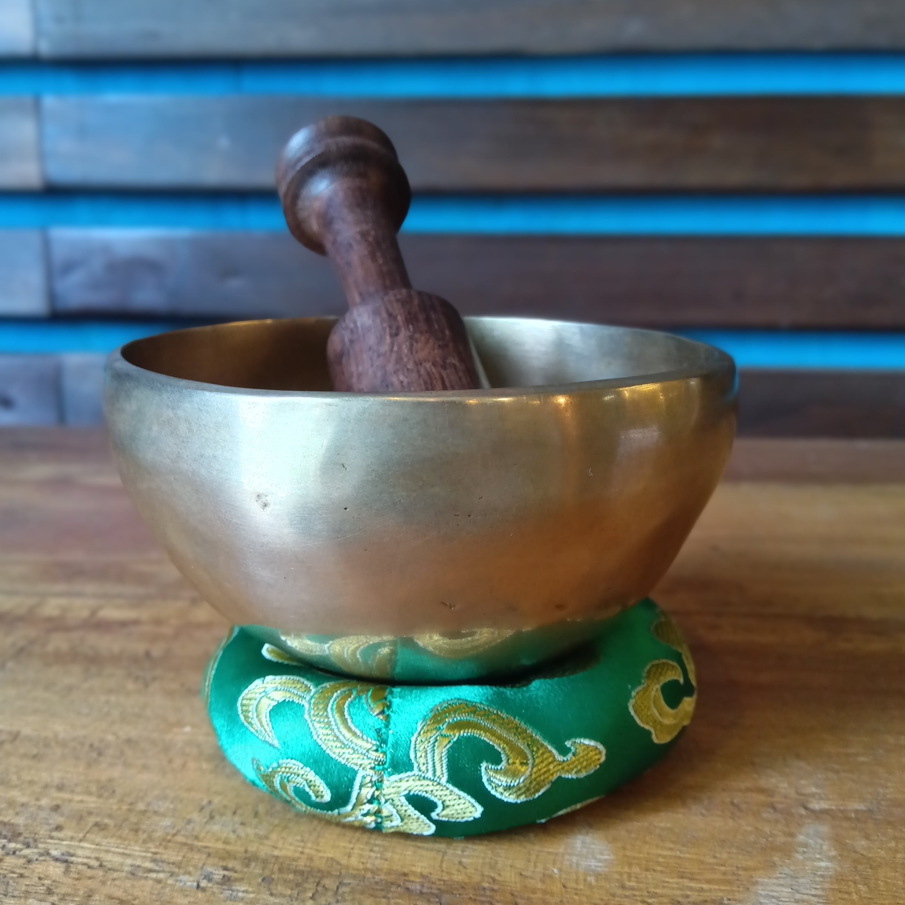 ネパール製 ハンドメイド シンギングボウル（約9.5cm）木製スティック