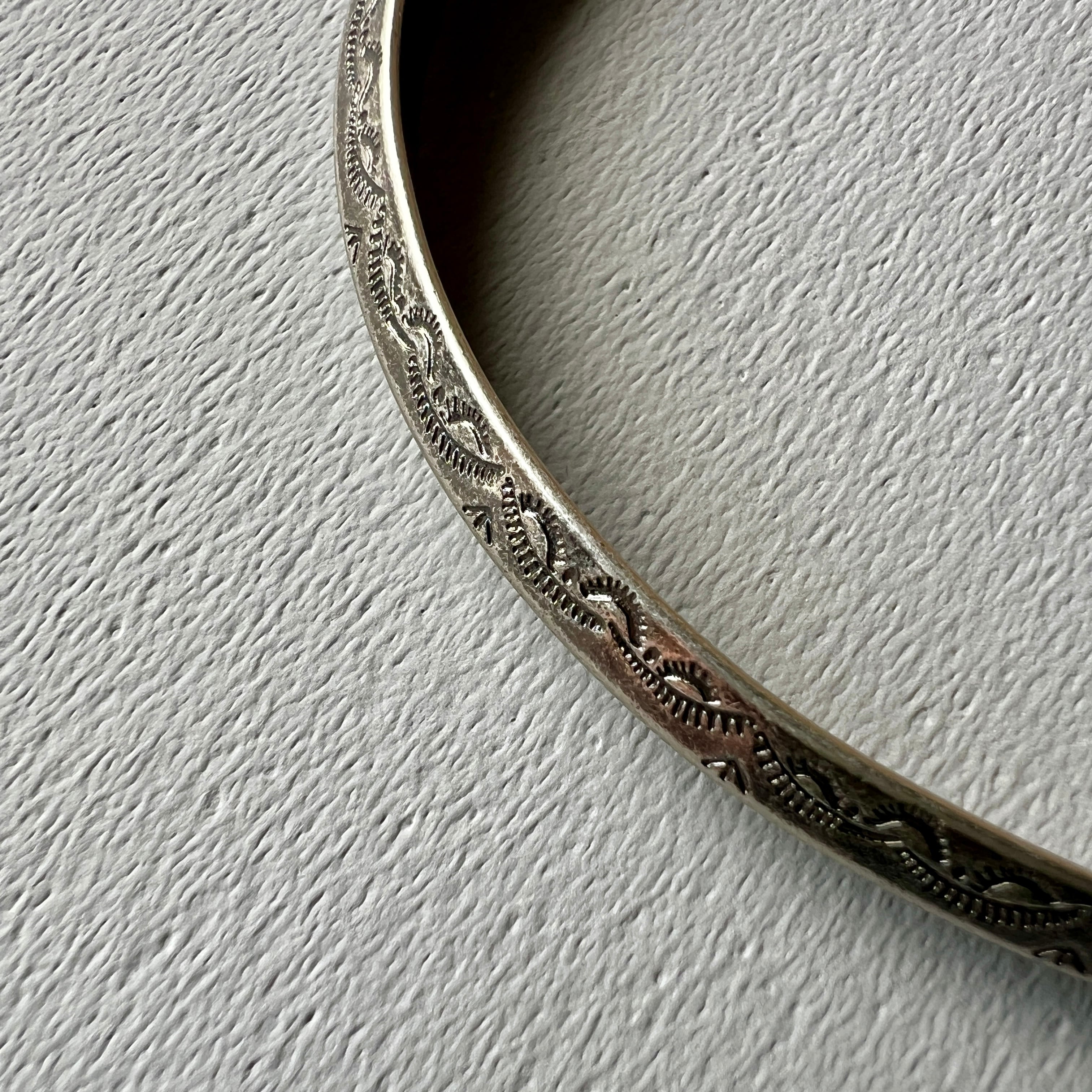 OVER THE DAY TOKYO | NATIVE STYLE ENGRAVED BANGLE | オーバザデイ