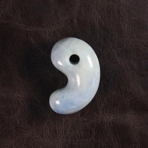 糸魚川翡翠 ラベンダー ヒスイ 勾玉  13.2g Itoigawa Lavender Jadeite Magatama