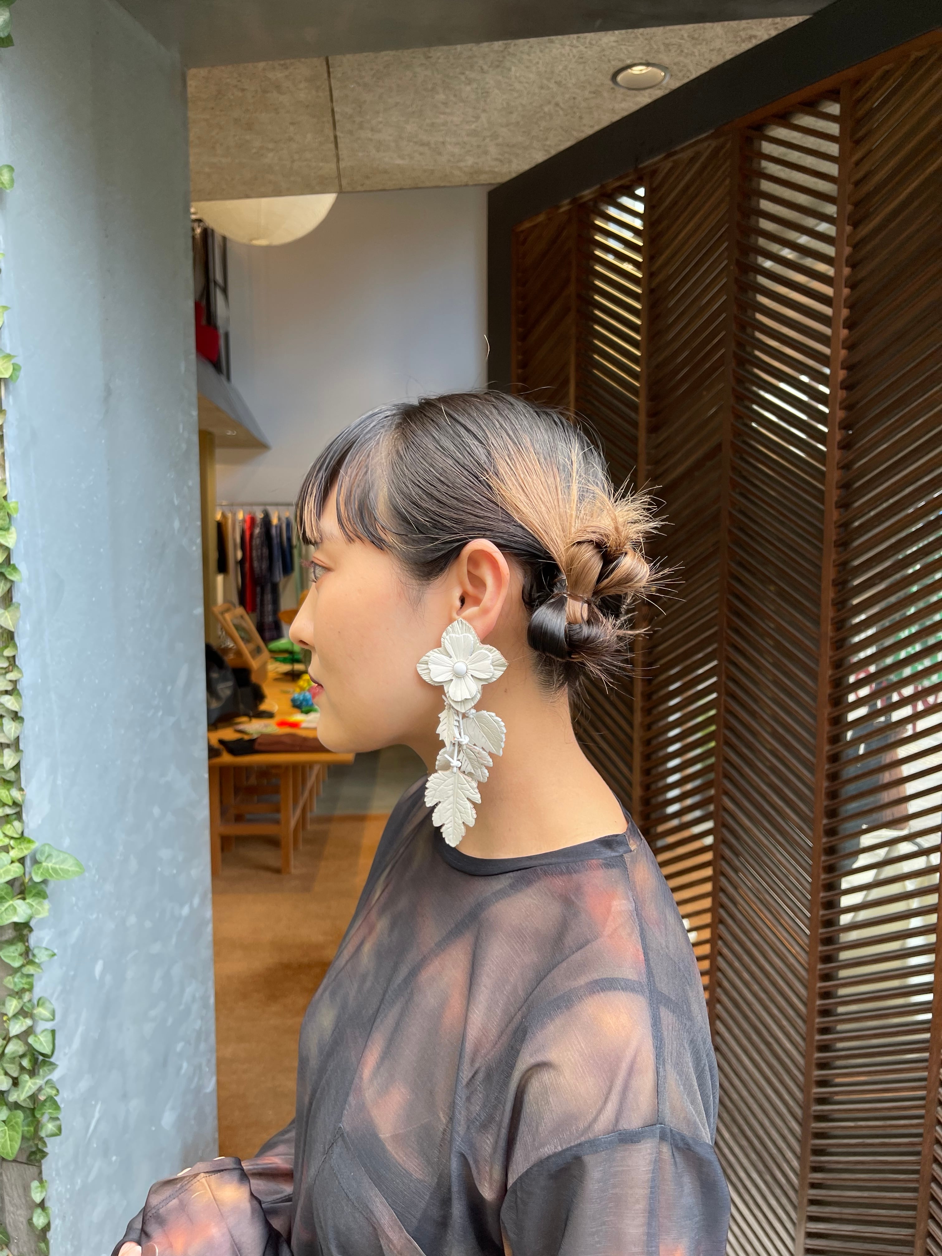 mame マメクロゴウチ Floral Bouquet Earrings