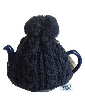 紅茶の本場イギリスの家庭用 ティーコージー 2杯分600mlサイズ用 デニム 英国製 ウール100％ ケーブル編み 冷めにくくするポットカバー 丁寧な編み目がティーポットのコロンとしたフォルムを優しく包みます HIGHLAND2000 エンヴェールヘルック