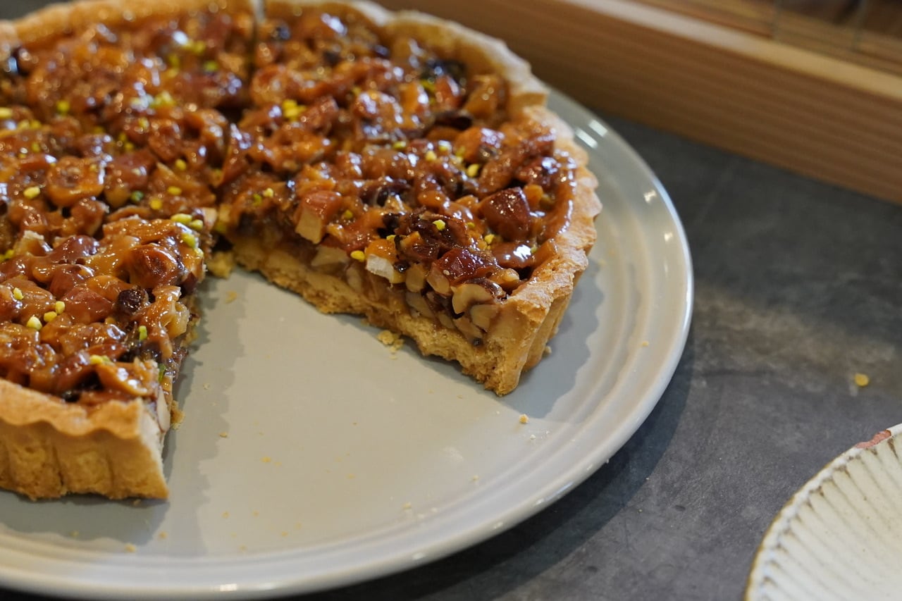 タルト 冷凍発送｜キャラメルナッツのタルト 18センチホール | にちこれ珈琲と