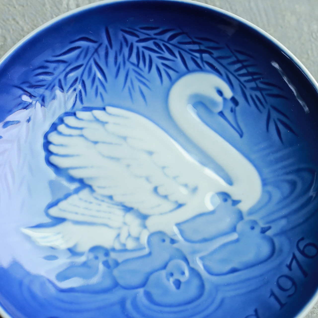 仲睦まじく寄り添う、白鳥家族の皿