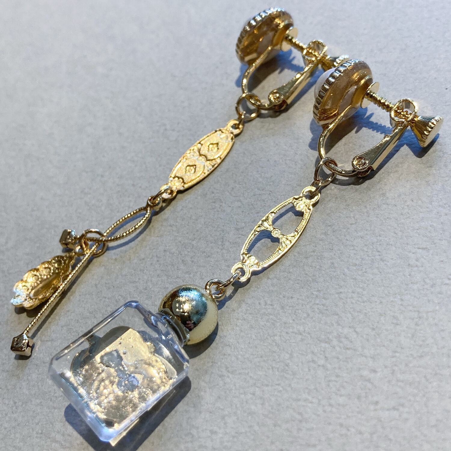 パールボタンとUSA真鍮チャームの香水瓶〈ピアス/イヤリング〉 | Dua