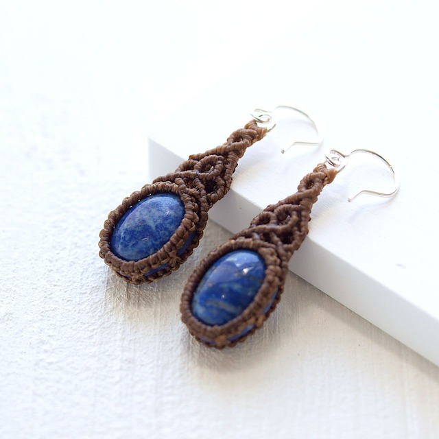 【一点物】ラピスラズリのオーバルルースを包んだマクラメピアス・イヤリング