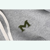 【2color】レトロカレッジ風「M」ロゴパーカー 《i0757》