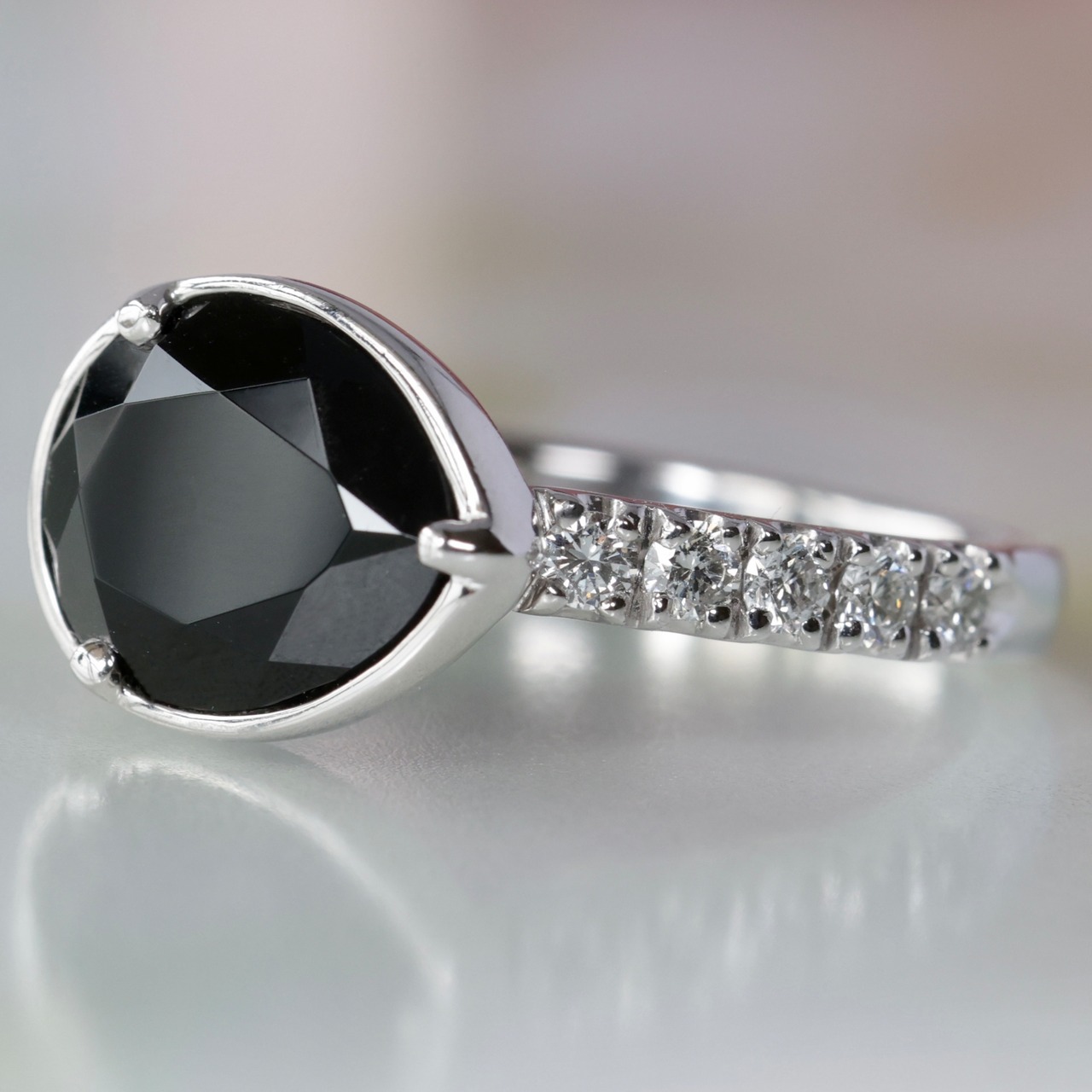 K18 WG ヴェレッタオッターヴァ コメット オニキス ダイヤモンド 0.30  