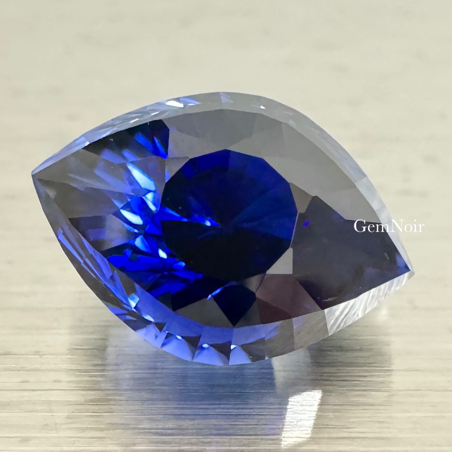 水の魔石】 合成ブルーサファイア 3.67ct 10×7×6.8mm | GemNoir【合成 