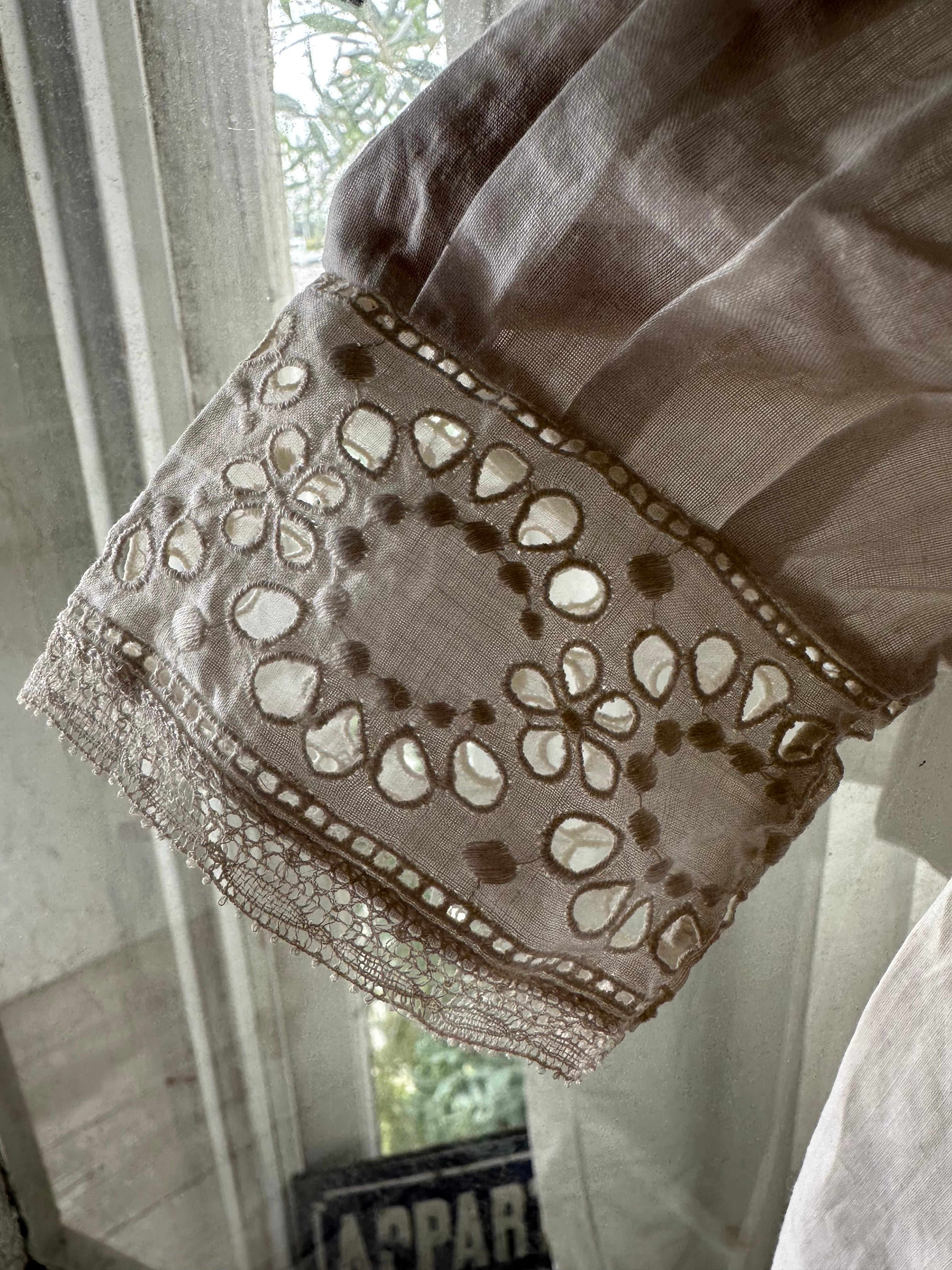 フランスアンティーク　手刺繍　ベビードレス ベビードレス（カットワーク手刺繍）子供服 | Brocante de La Cocotte