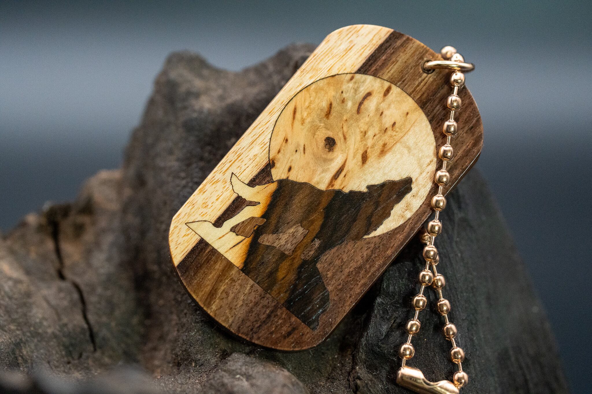 【カリブ海の緑の宝石】コーカスウッド ツートン ドッグタグ 象嵌 月と狼