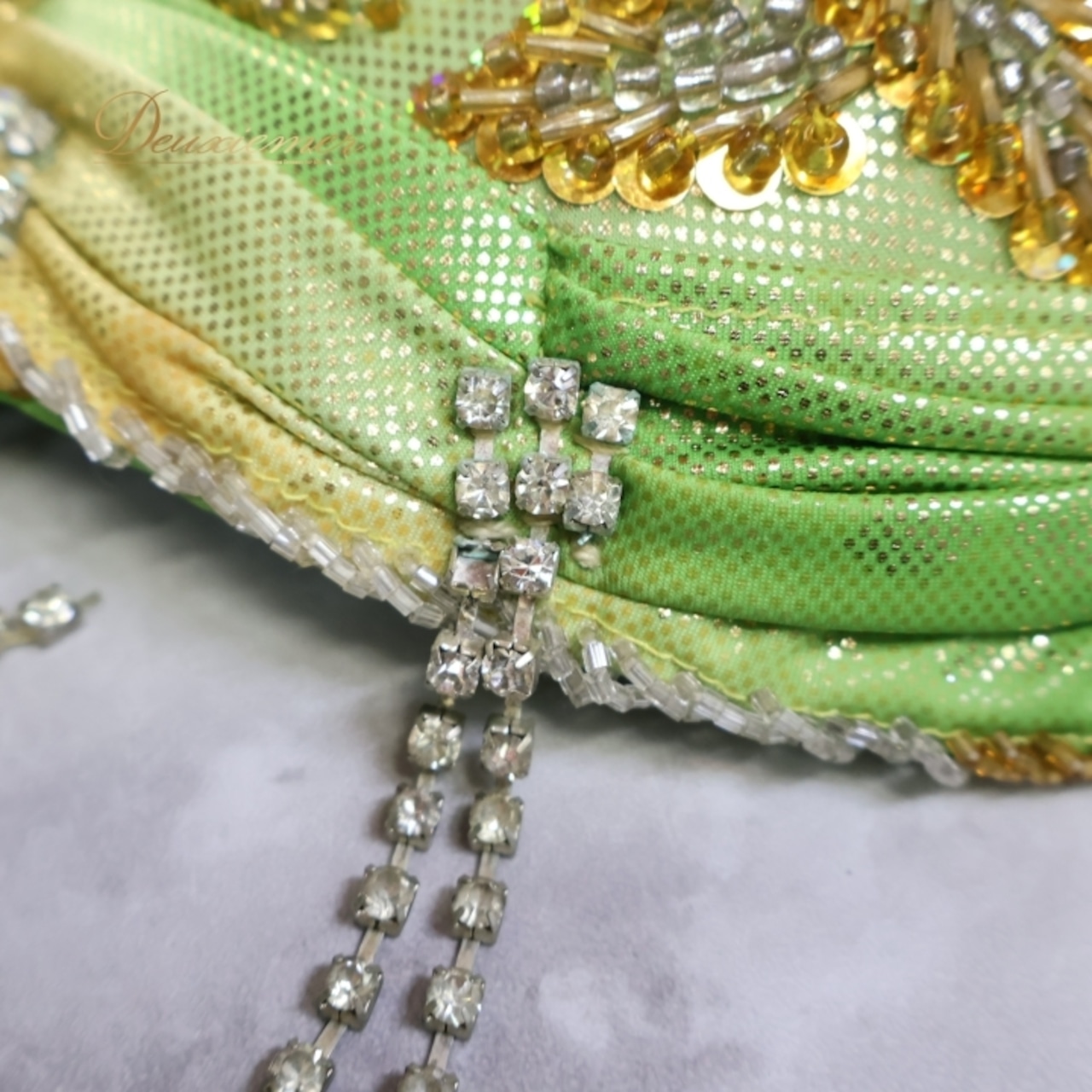 ベリーダンス オリエンタル 衣装 上下セット グリーン系ラインストーン ビーズ 装飾 豪華 アーム アーム飾り 頭飾り セット 緑 黄 スリット フリンジ 華やか キラキラ 煌びやか ヘアバンド 舞台 ステージ ダンス衣装 イエロー系 シルバー系