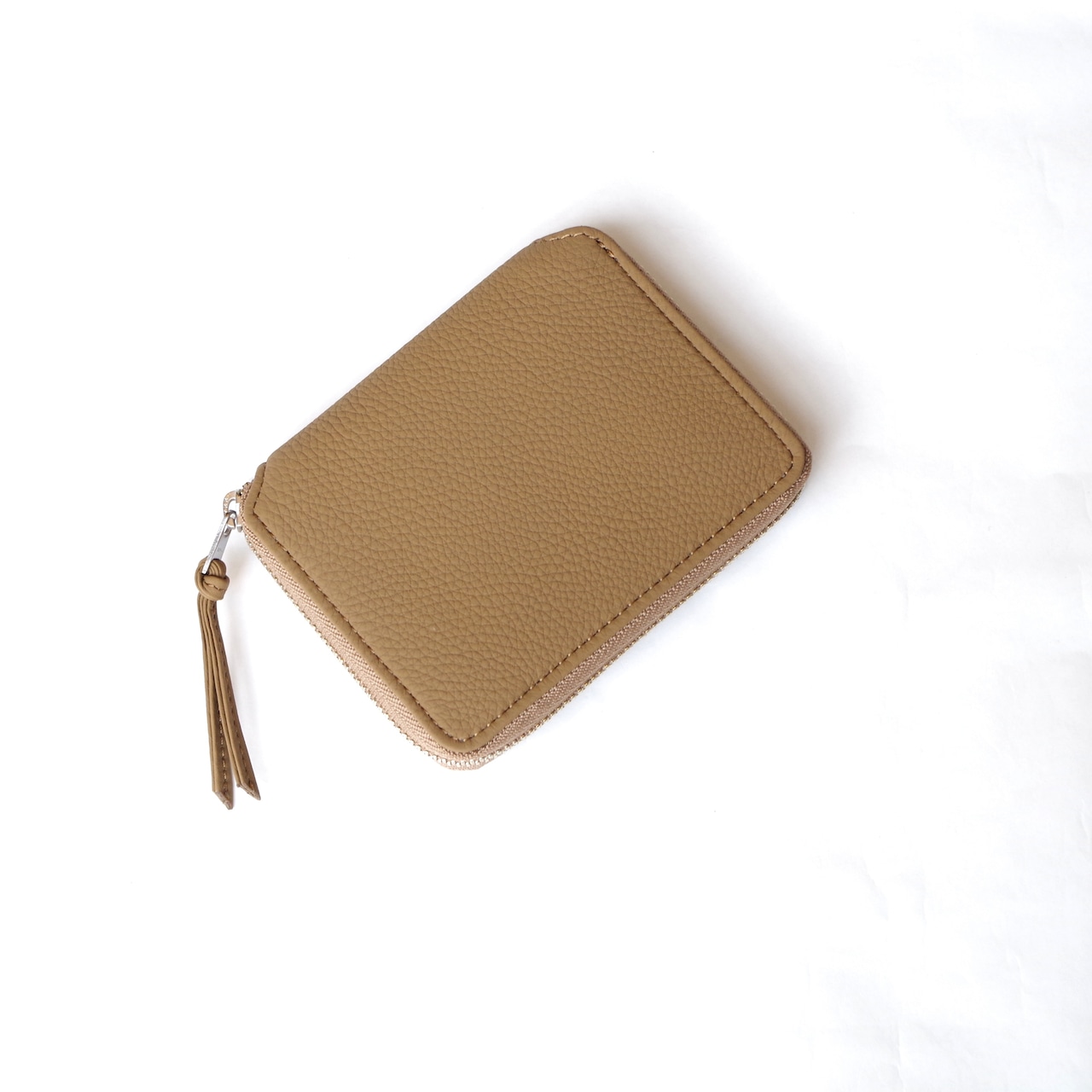 E R A. BUBBLE CALF ROUND PALM WALLET  L002