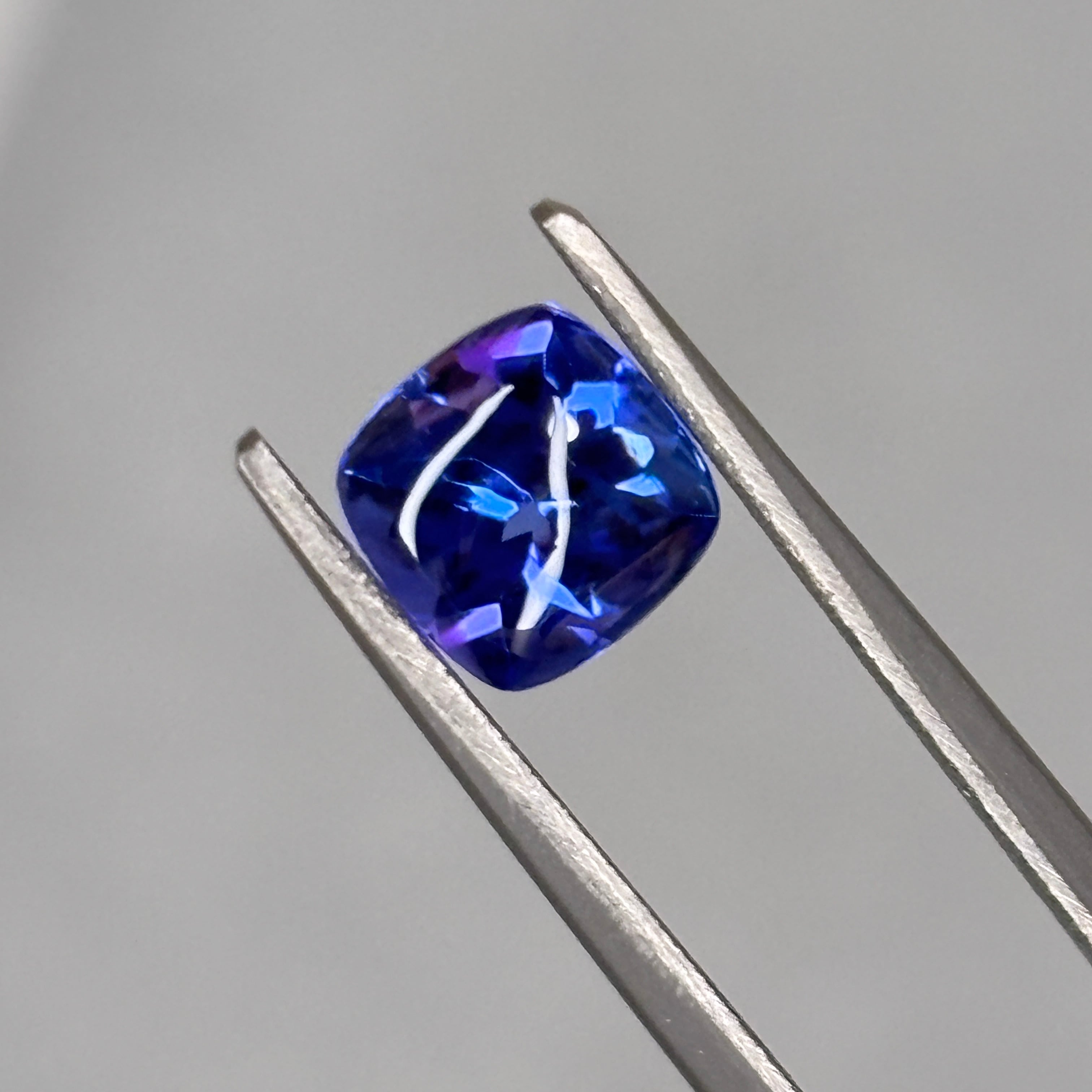 バフトップでぷるぷるなタンザナイト 1.38ct | EnMedel 〔 宝石ルース バフトップでぷるぷるなタンザナイト 1.38ct | EnMedel 〔 宝石ルース