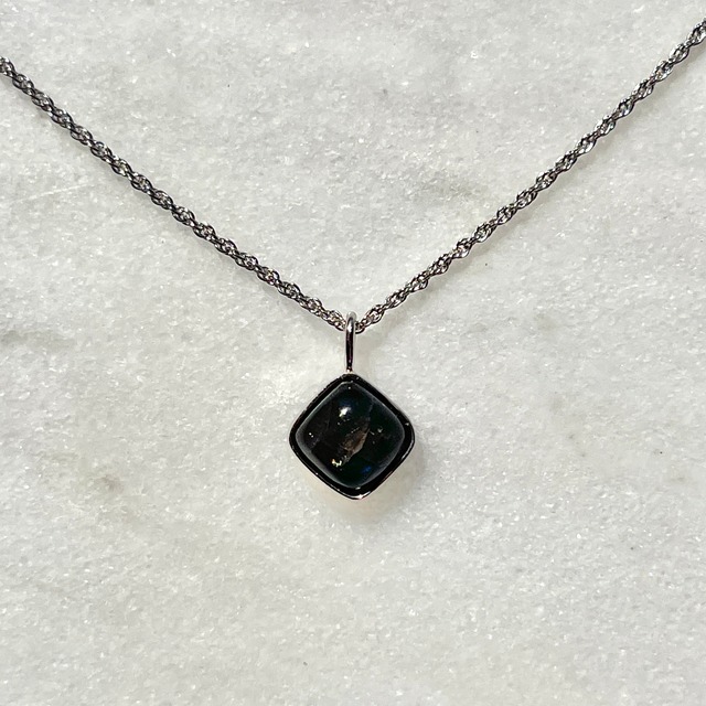 【美石・レア】ブラックラブラドライト　ペンダント（チェーンつき）（枠/シルバー色）　3143