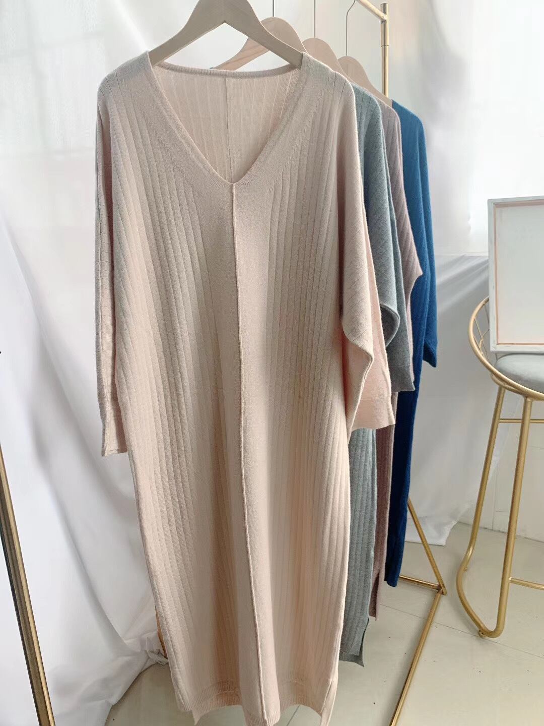 Vネックロングワンピース