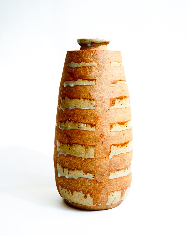Cylindrical ceramic vase with lines