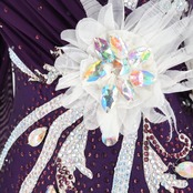 【社交ダンス衣装】パープル ワンピース ドレス フリル レース フロート 花 紫 白 ホワイト 装飾 チョーカー デモ 競技用 レディース クロッチ ラベンダー ダンス用 発表会 パーティ