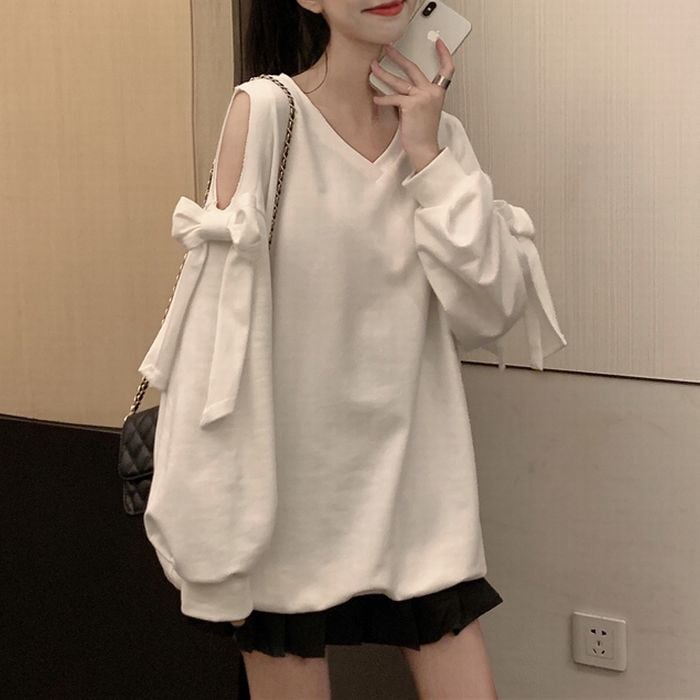 トレーナー 薄手 Vネック 肩あき 肩出し リボン 長袖 ゆったり 韓国ファッション レディース カットソー オフショルダー トップス 大人可愛い ガーリー Off-shoulder thin loose V-neck sweater (DTC-637882425955) Value Rave Notice(バリューレイヴノーティス ... リボン ビッグ トレーナー 肩空き モノクロ レディース ブラック シンプル