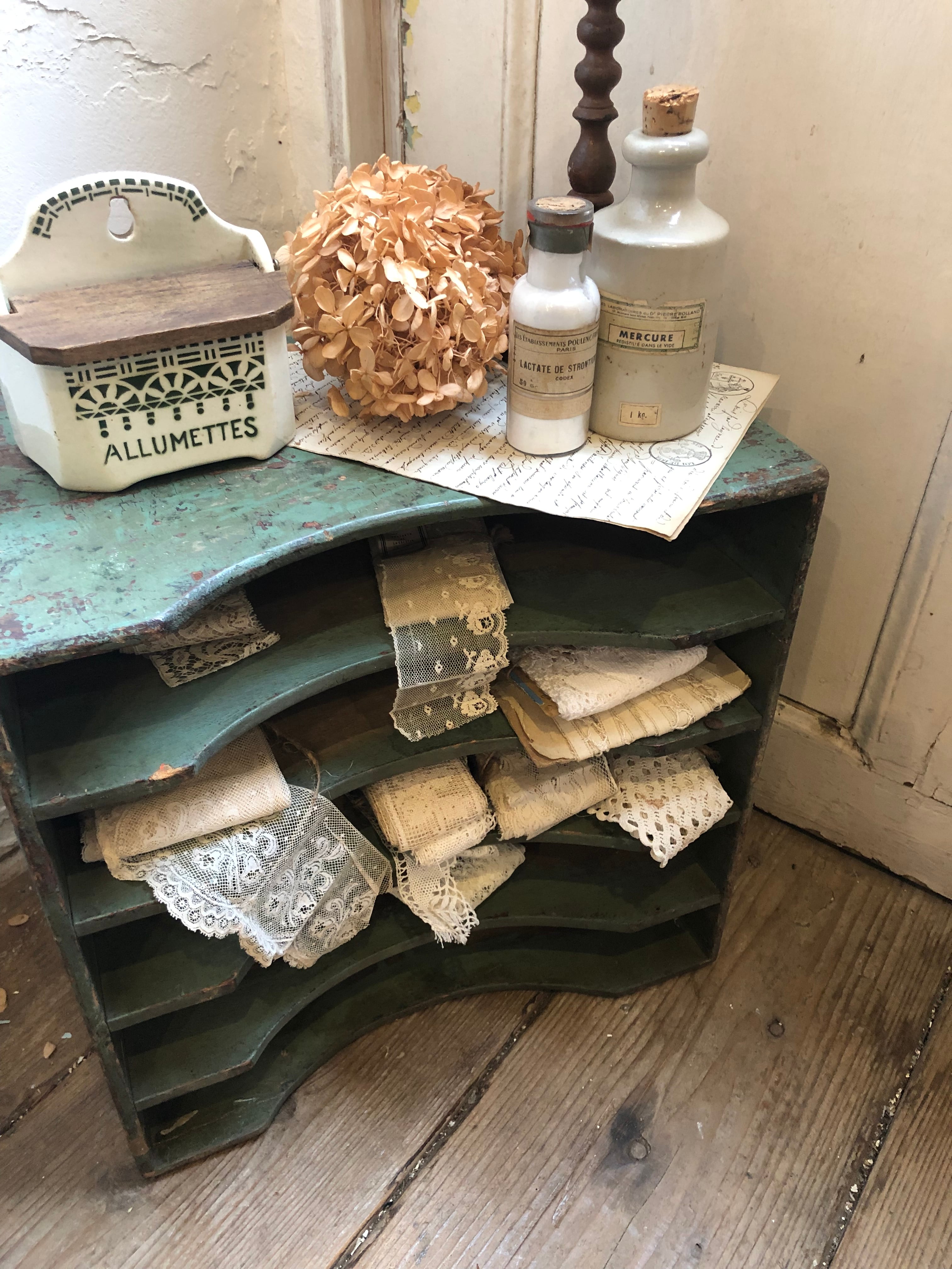 フランスブロカント グリーンの木製仕分け棚 書類棚 | Brocante de La