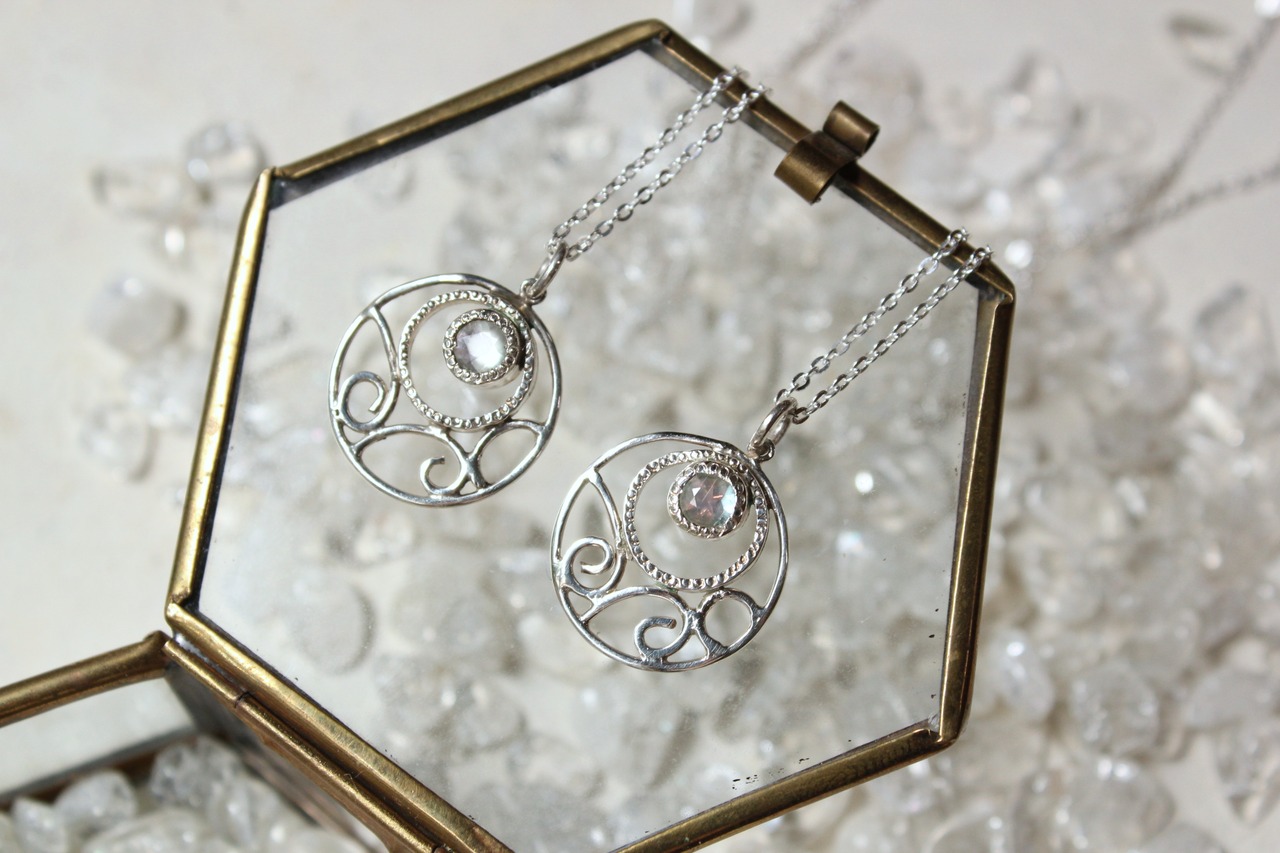 ブルームーンストーンのネックレス