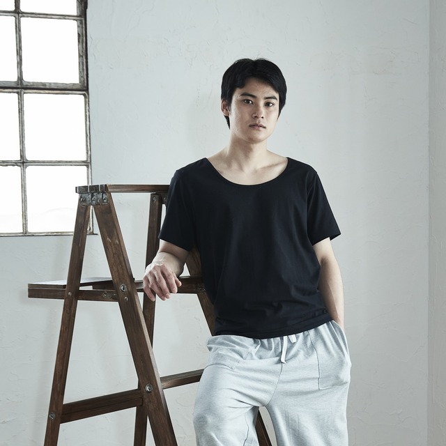 ［MEN］ワイドラウンドネック Tシャツ（グレー／チャコール／ブラック）