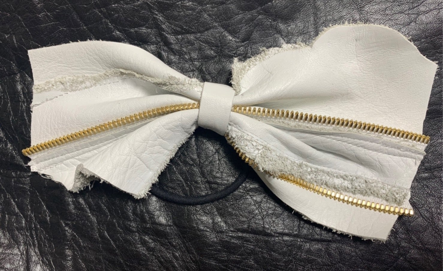 White leather × Gold fastener リボン | YAMAGUCHI HIROKI BASE White leather × Gold fastener リボン | YAMAGUCHI HIROKI BASE