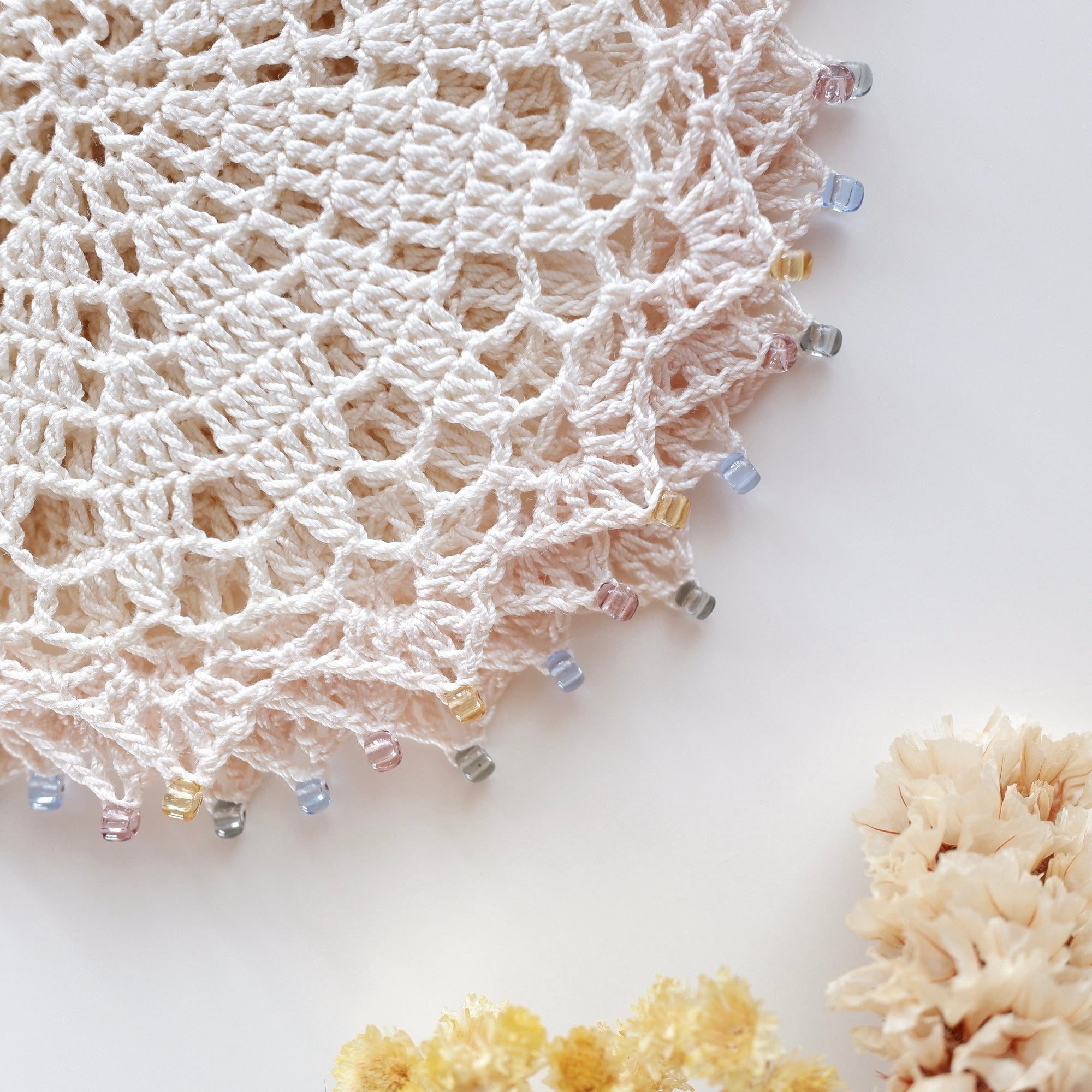 アンティーク マルチーズレース 淡いゴールドアイボリー ボビン編 花型ドイリー 人気】*ニュアンスカラー*10.5cm ビーズの縁取り レース編み 花