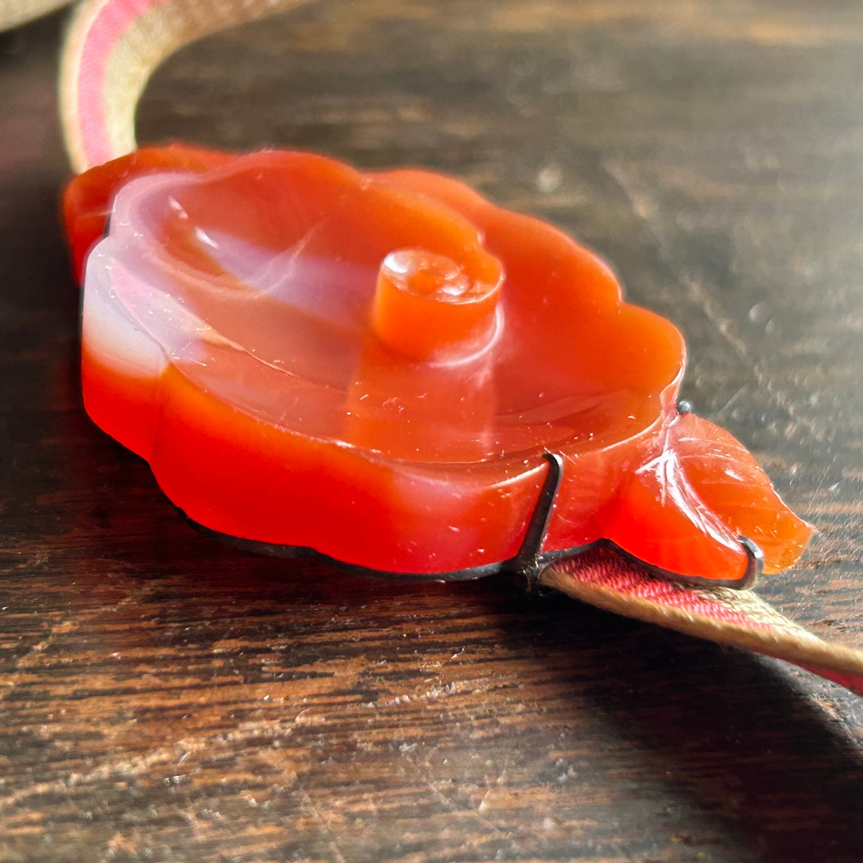 アンティーク　メノウ椿の帯留め