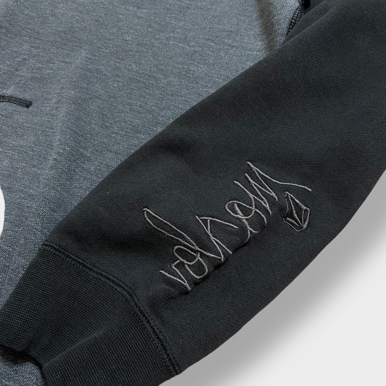 【VOLCOM】パーカー プルオーバー 刺繍 袖ロゴ プリント ラグランスリーブ 切替 フーディー スウェット hoodie ダークグレー L ボルコム US古着