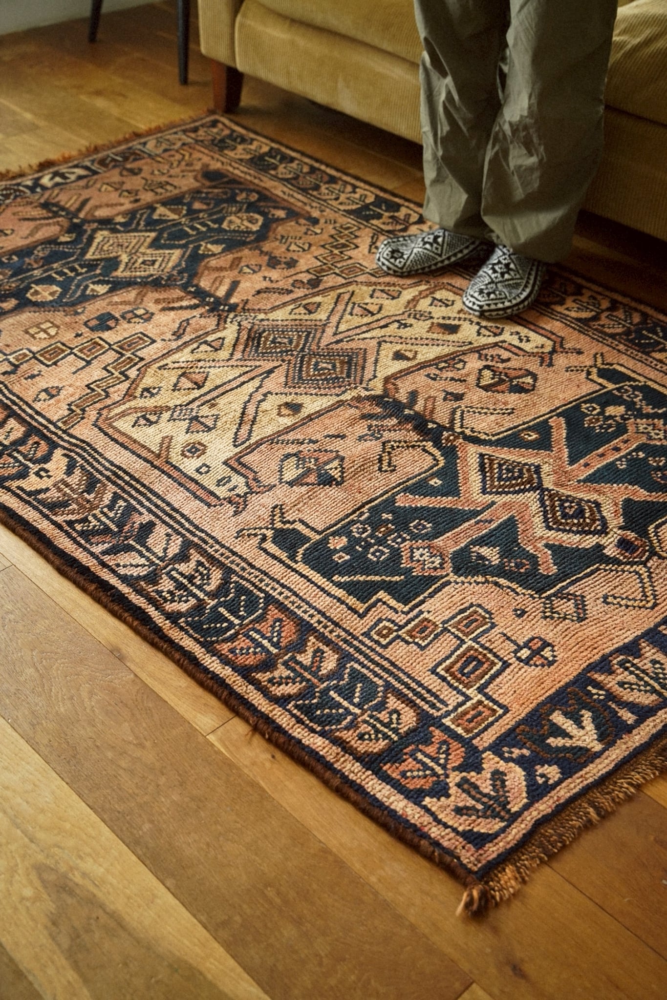 2122-Semi Antique Bakhtiari rug