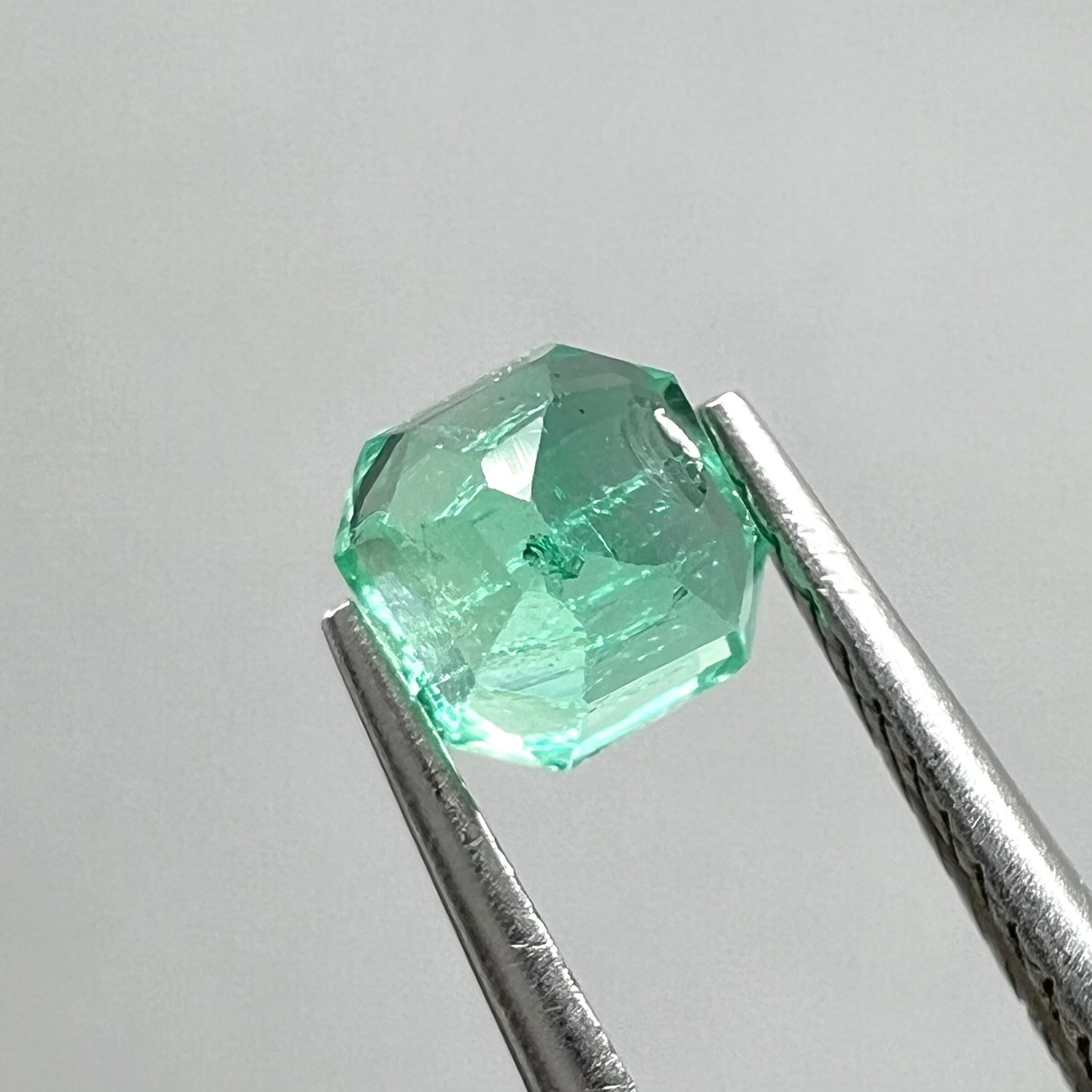 0.41ct 明るいブルーグリーンのエメラルド【1】ルース | Bleu Roi