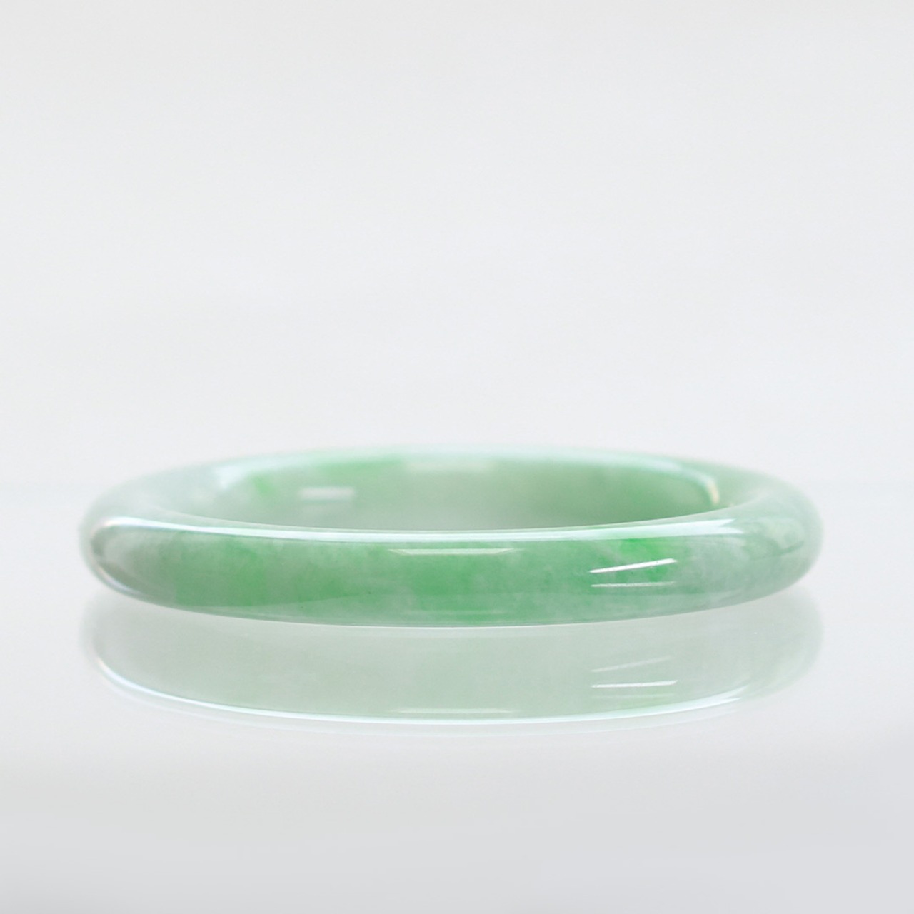 【内径 約53mm 】白×緑色は間違いない！バングル A貨翡翠 jd_bg1240