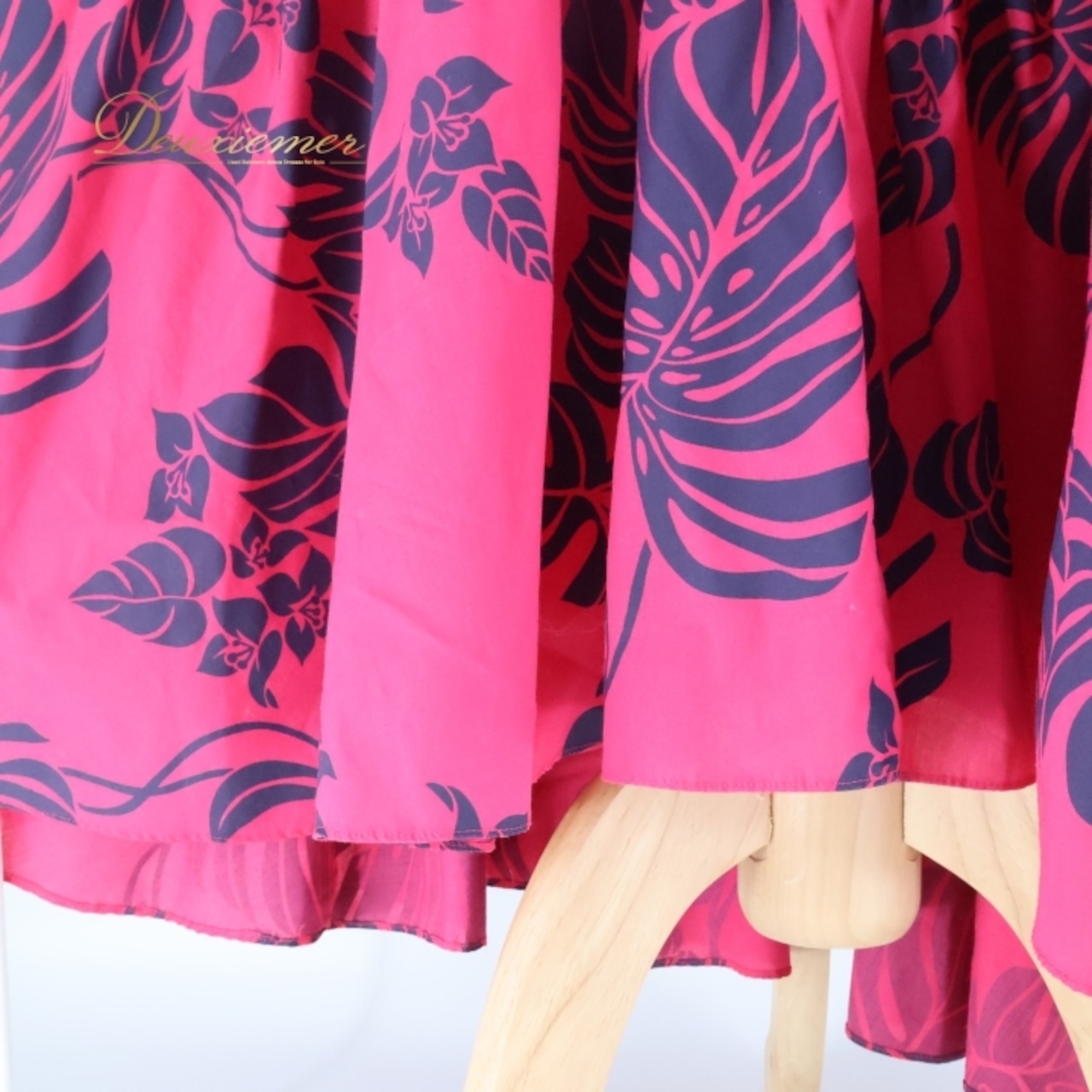 フラダンス 衣装 ワンピース ドレス ピンク系 メネフネプランテーション モンステラ柄 ハワイアンプリント MENEHUNE PLANTETION アロハ フラ ダンス レッスン 練習 ネイビー系 ピンク 紺 パフスリーブ ブイネック 華やか 鮮やか かわいい おしゃれ モンステラ ハワイアン かわいいデザイン フェスティバル フェミニン