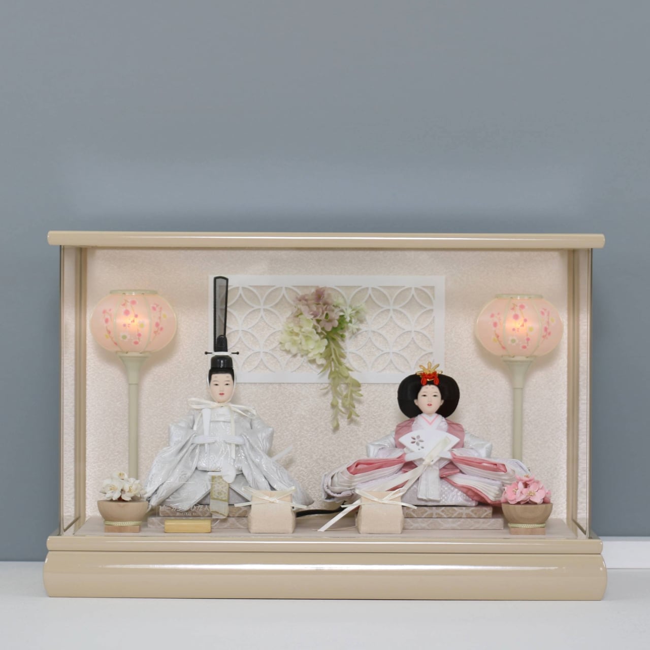 ピーカブーひな人形 ベーシックシリーズ アクリルケース飾り 【フラワーアート】 ひな人形|雛人形|桜|ボンボリ照明|和モダン