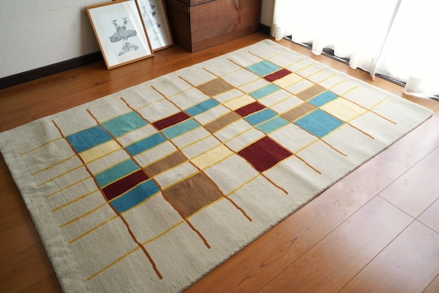 モダンアートのようなブロック格子デザイン_手織りフロアラグ 122×183cm ［100knot］- 澄んだ色彩とゆらぐラインの心地よいリズム -（Block Motif）